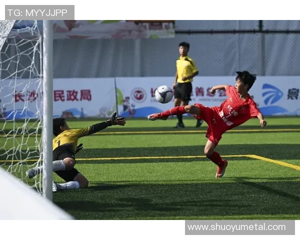 足球球星灵巧带球过人展现绿茵场上非凡技巧魅力