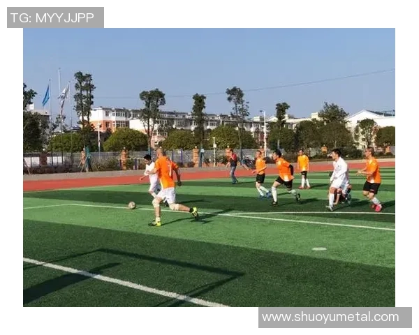 阳光沙滩见证足球巨星自在时刻海边魅力尽情绽放